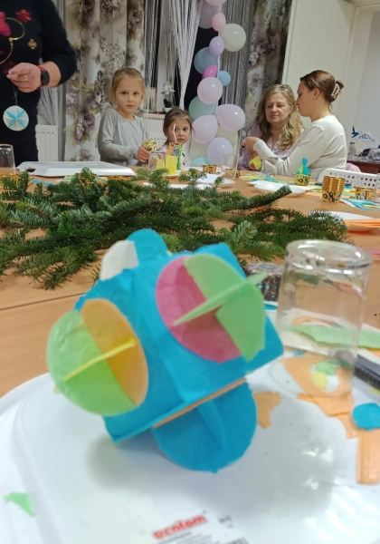 Świąteczne tradycje w Kulerzowie – udane warsztaty tworzenia tradycyjnych ozdób.